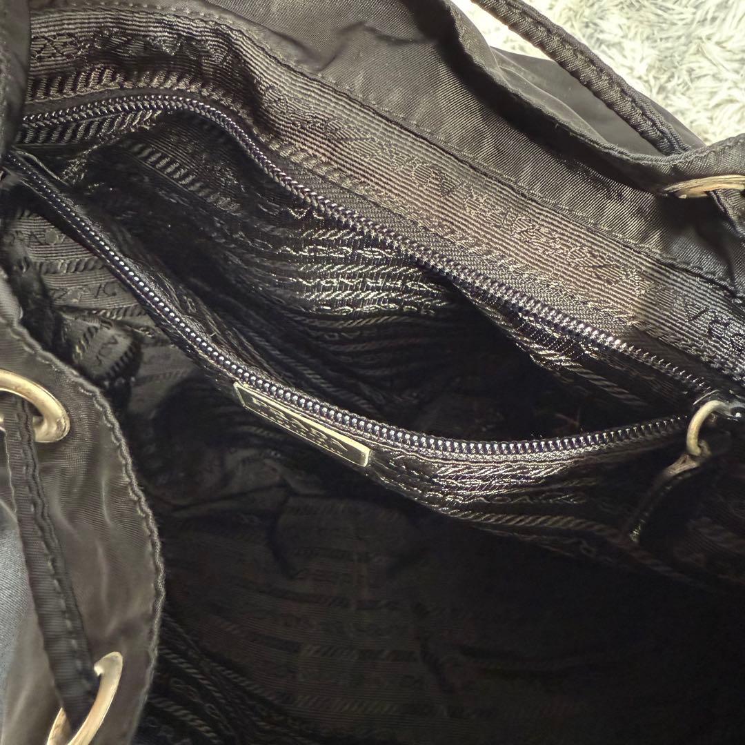 .バックパック リュック 三角ロゴ ナイロン ブラック 大容量 黒