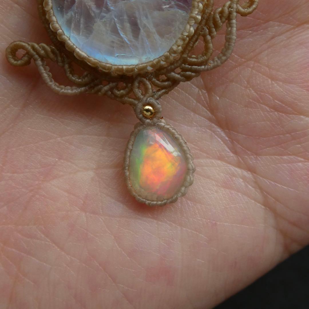 レインボームーンストーン・オパールのマクラメネックレス