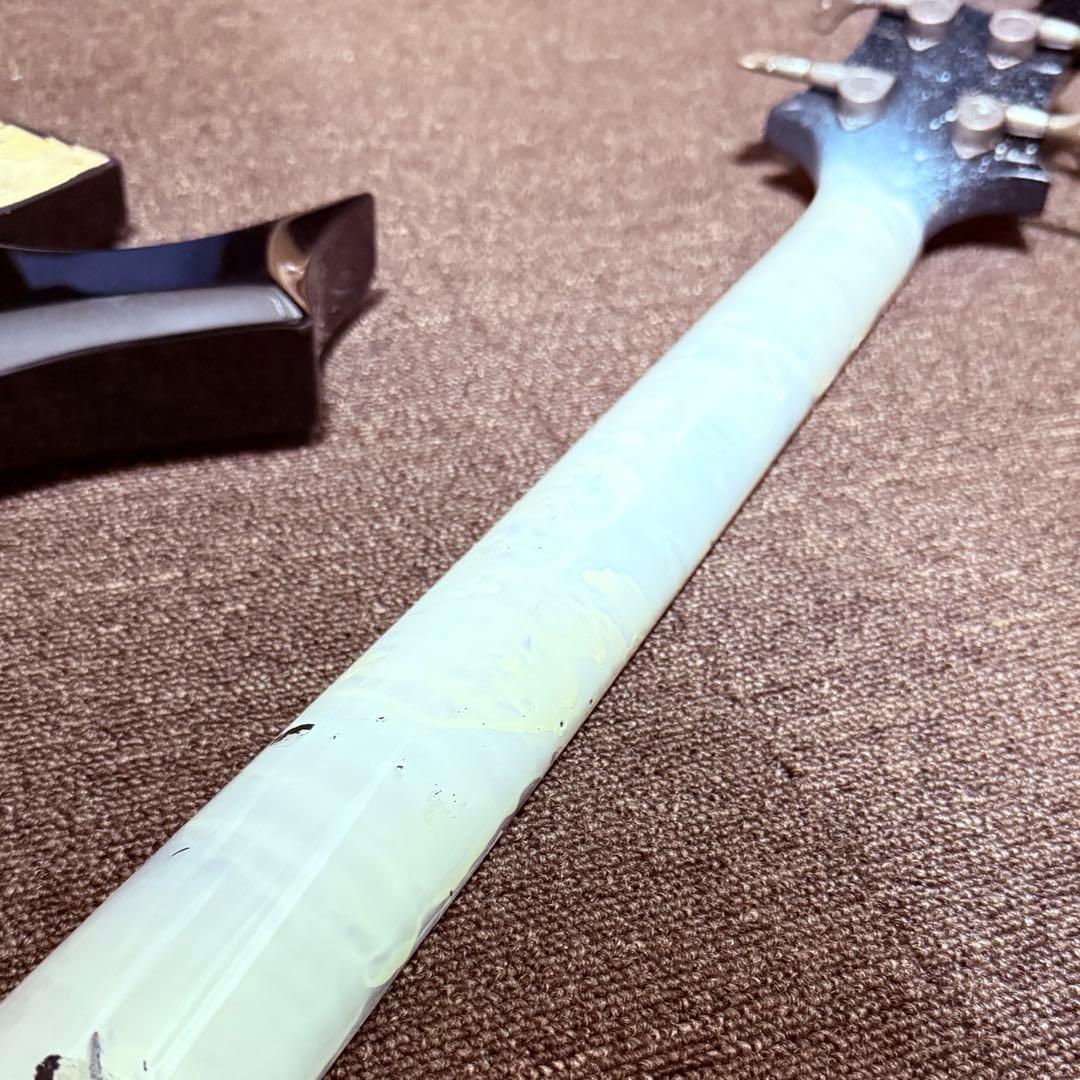 変形エレキベース　フレットレス　b.c.rich VIRGO