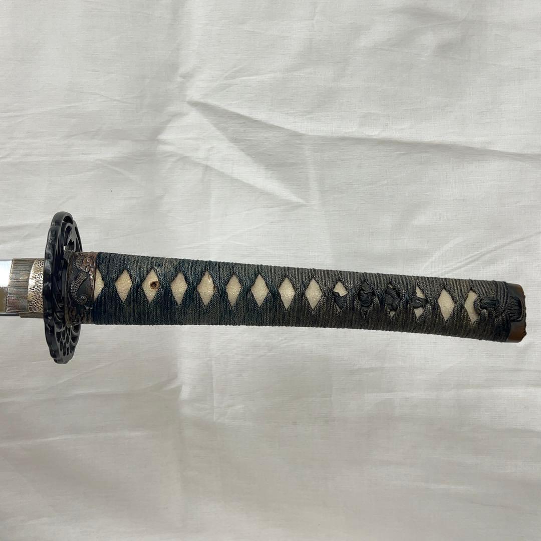 模造刀】太刀 樋入り 鶴鍔 透かし 全長97.0センチ 黒鞘 互の目