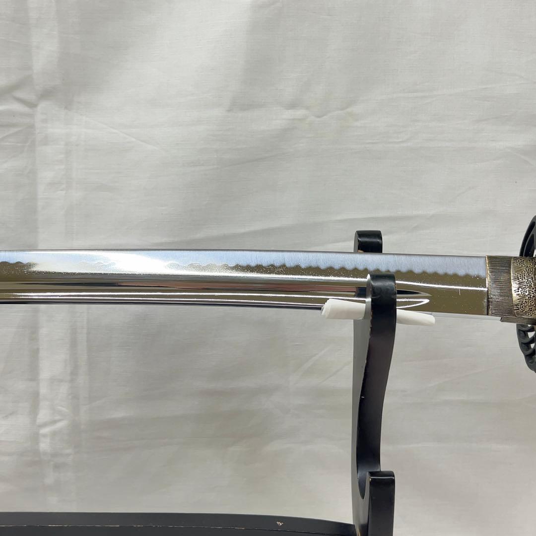 模造刀】太刀 樋入り 鶴鍔 透かし 全長97.0センチ 黒鞘 互の目