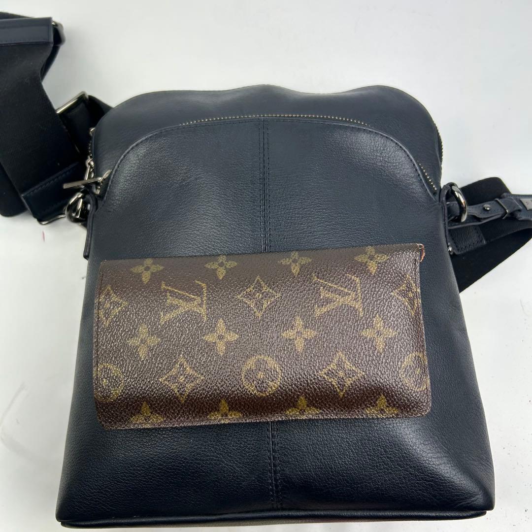 【美品】バーバリーブラックレーベル ショルダーバッグ オールレザー　チャーム　紺