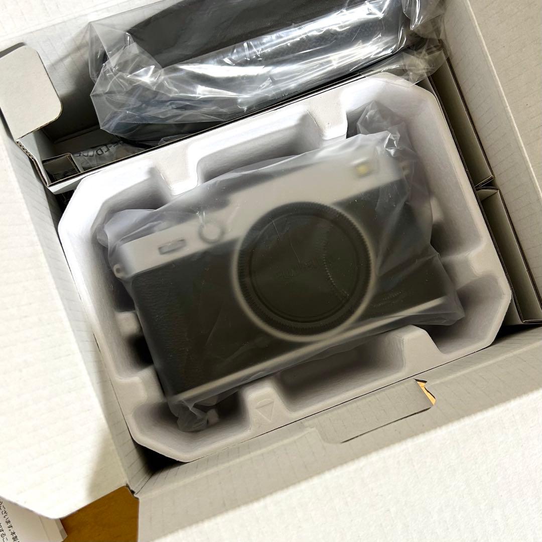 【新品】FUJIFILM X-E5 ボディ シルバー おまけ付き