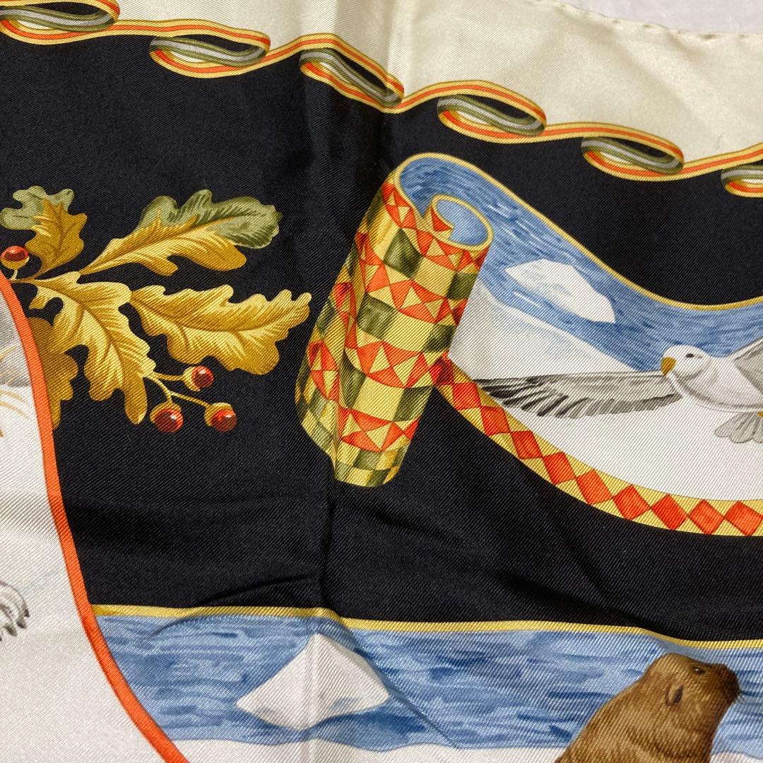 フェラガモ　スカーフ　ペンギン　松ぼっくり　赤い実