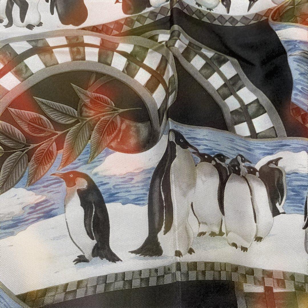 フェラガモ　スカーフ　ペンギン　松ぼっくり　赤い実