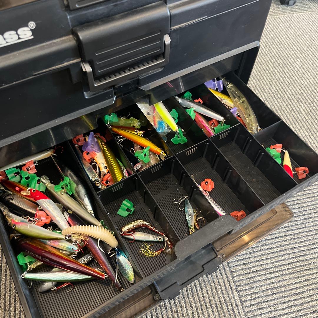 ルアーボックスとルアーなど