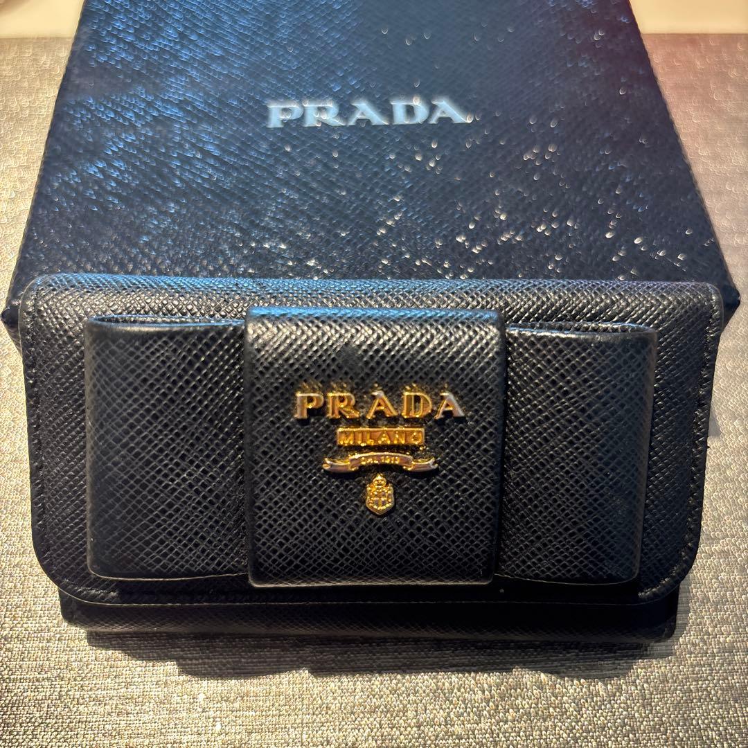 PRADA ブラック キーケース サフィアーノレザー　リボン