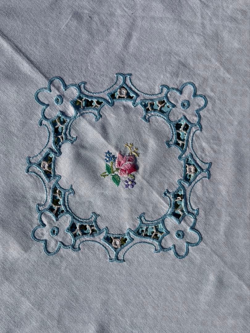 ◆フランスアンティーク｜乙女な手刺繍テーブルクロス、水色花姫レース小さめ正方形