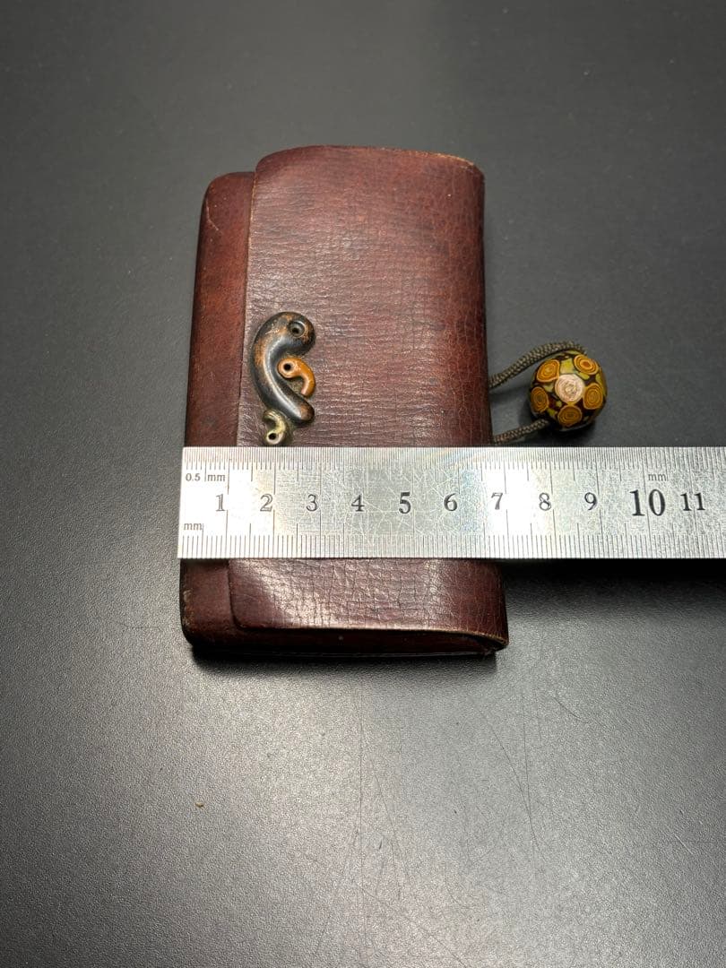 骨董品 煙草入れ 提げ物 勾玉 木製磨出 時代物 アンティーク 革製 英勲刻印