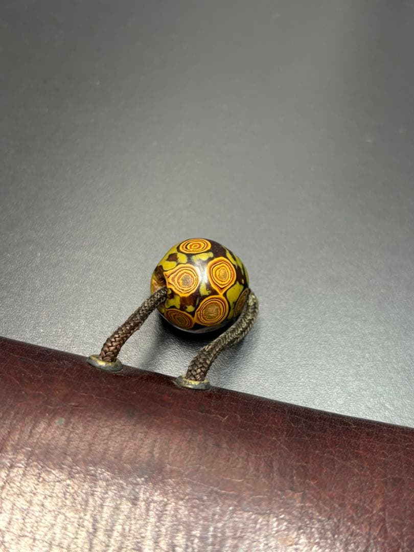 骨董品 煙草入れ 提げ物 勾玉 木製磨出 時代物 アンティーク 革製 英勲刻印