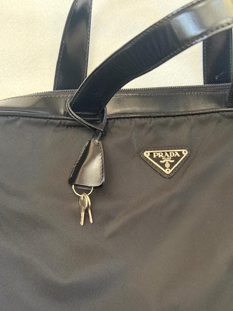 プラダ バッグ 女性ビジネス用に最適