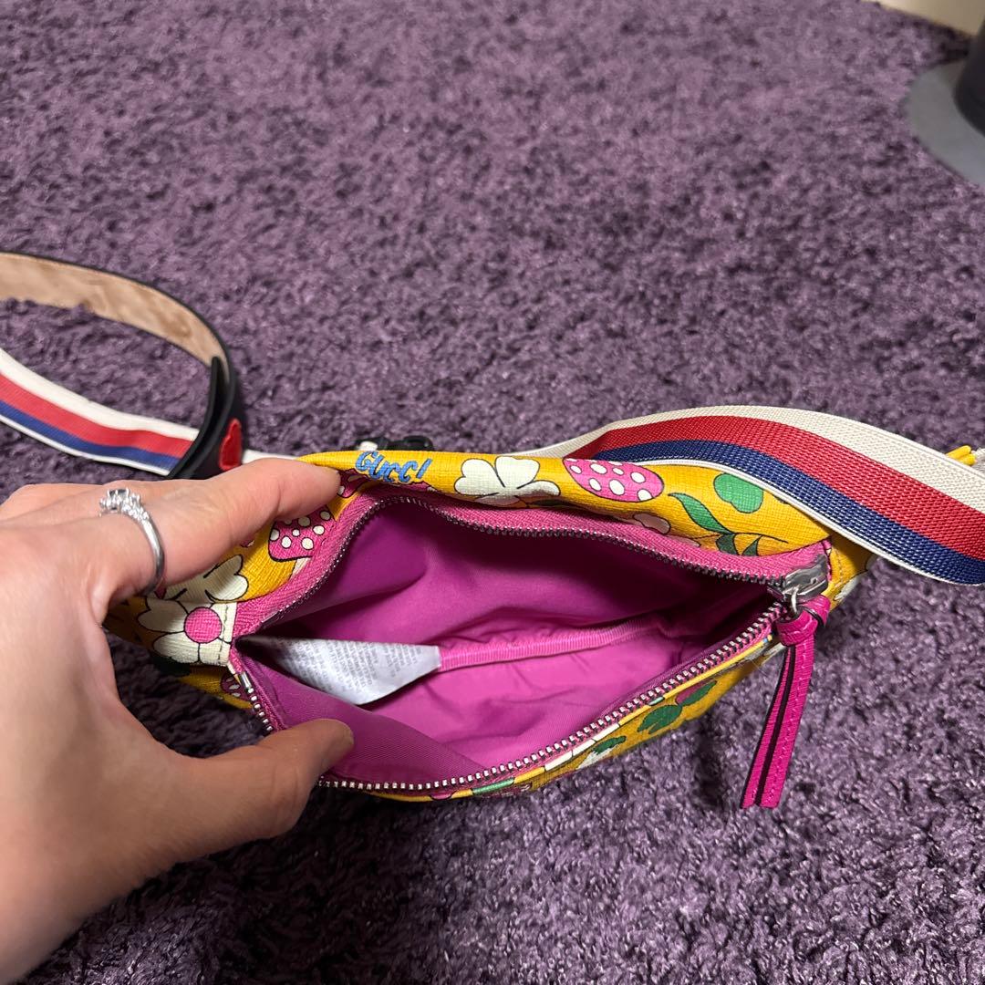 GUCCI花柄ボディバッグ イエローと、GUCCIベルト
