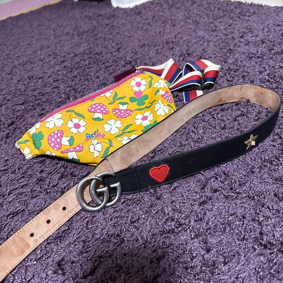 GUCCI花柄ボディバッグ イエローと、GUCCIベルト
