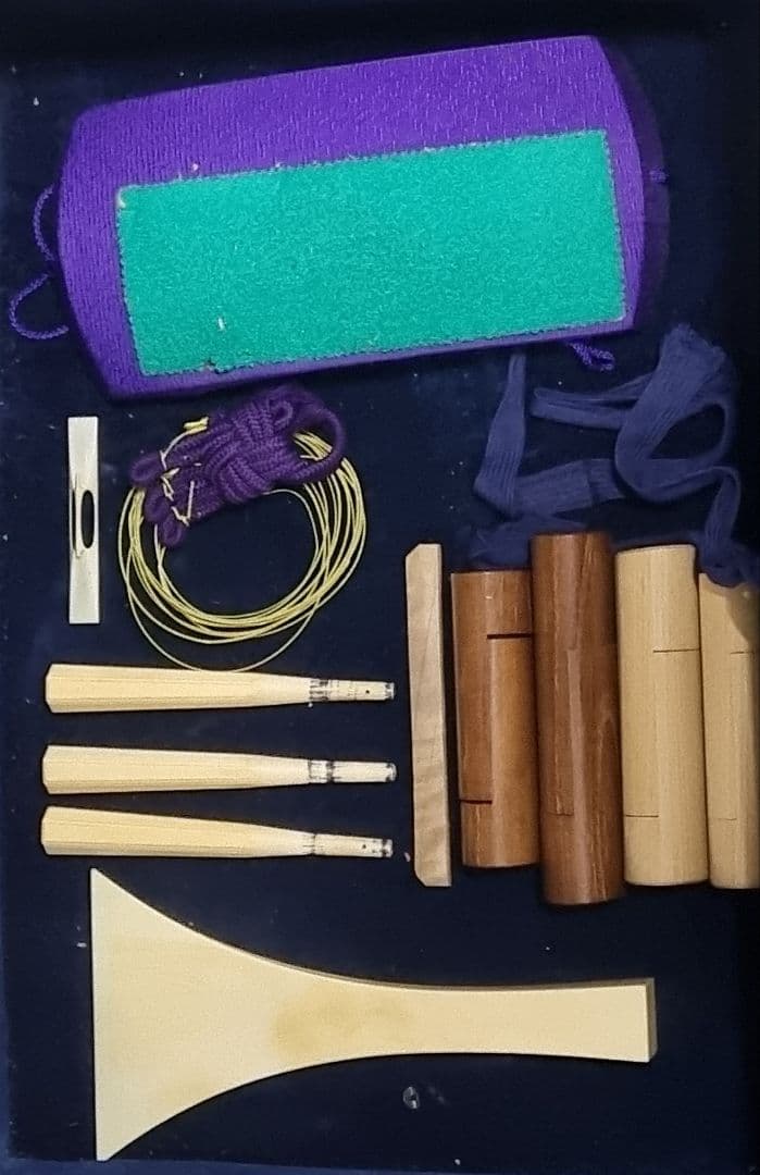 三味線本体 木製 紫色カバー付き 天然素材ばち、糸巻き