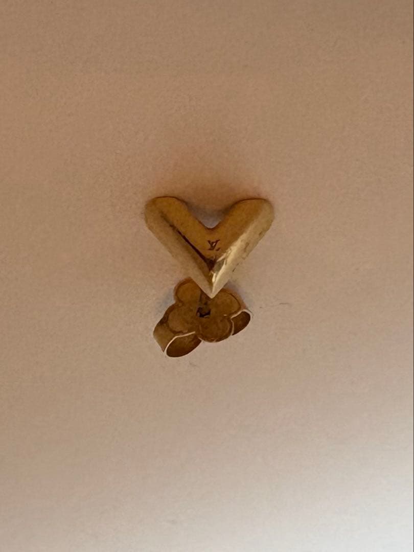 LOUIS VUITTON ピアス・エッセンシャル V ゴールド