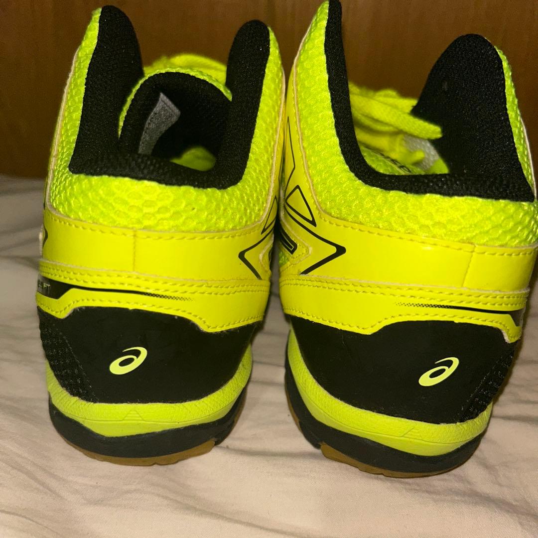 ASICS バレーボールシューズ 蛍光イエロー - メルカリ