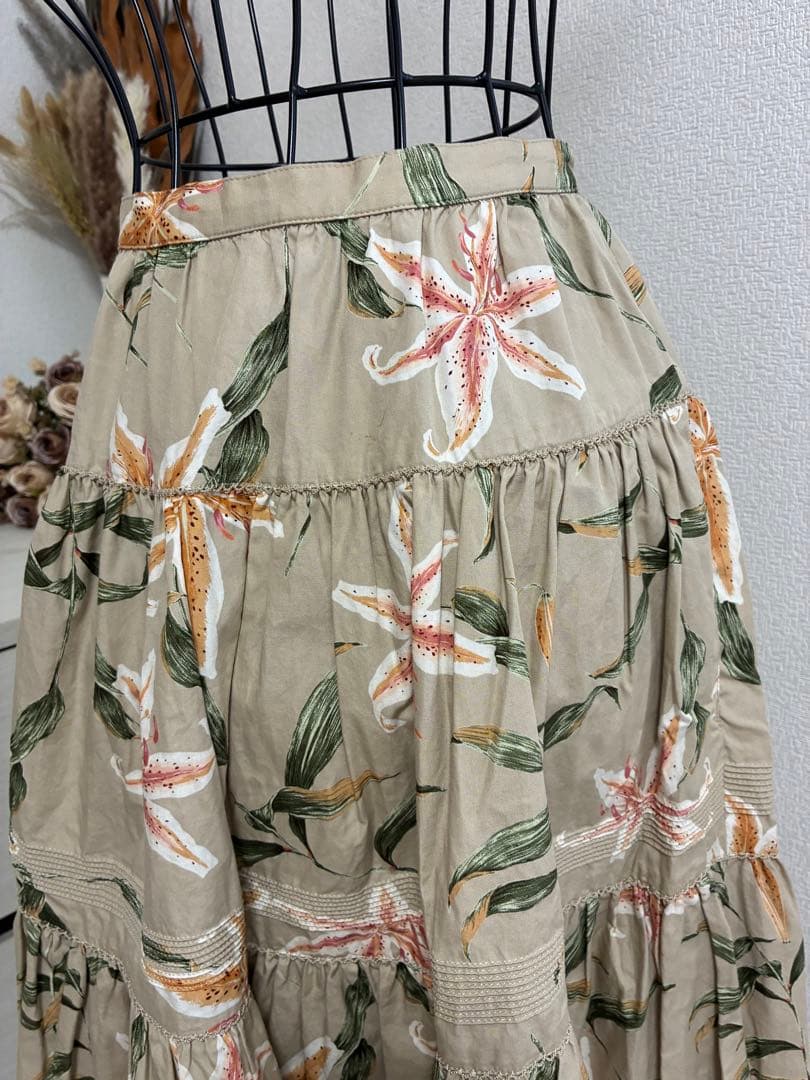 極美品✨KANEKOISAOフラワープリント フレアスカート ベージュユリ