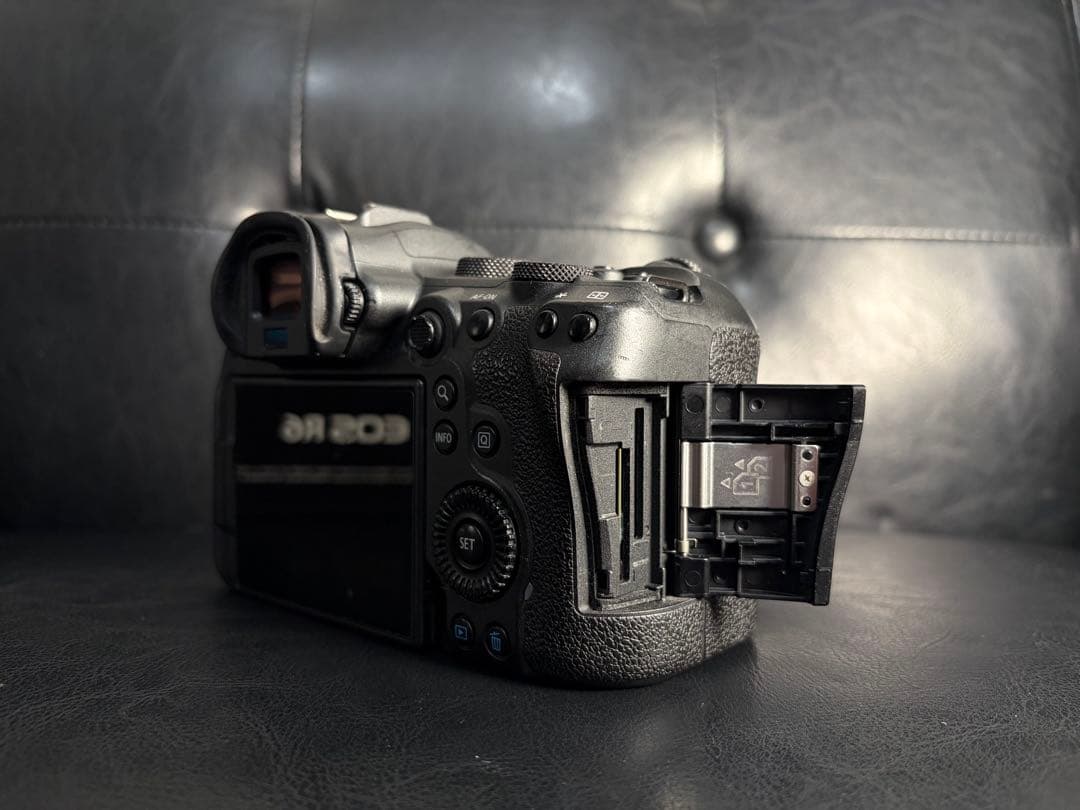 Canon EOS R6 デジタル一眼レフ 本体 バッテリー２個セット(073)