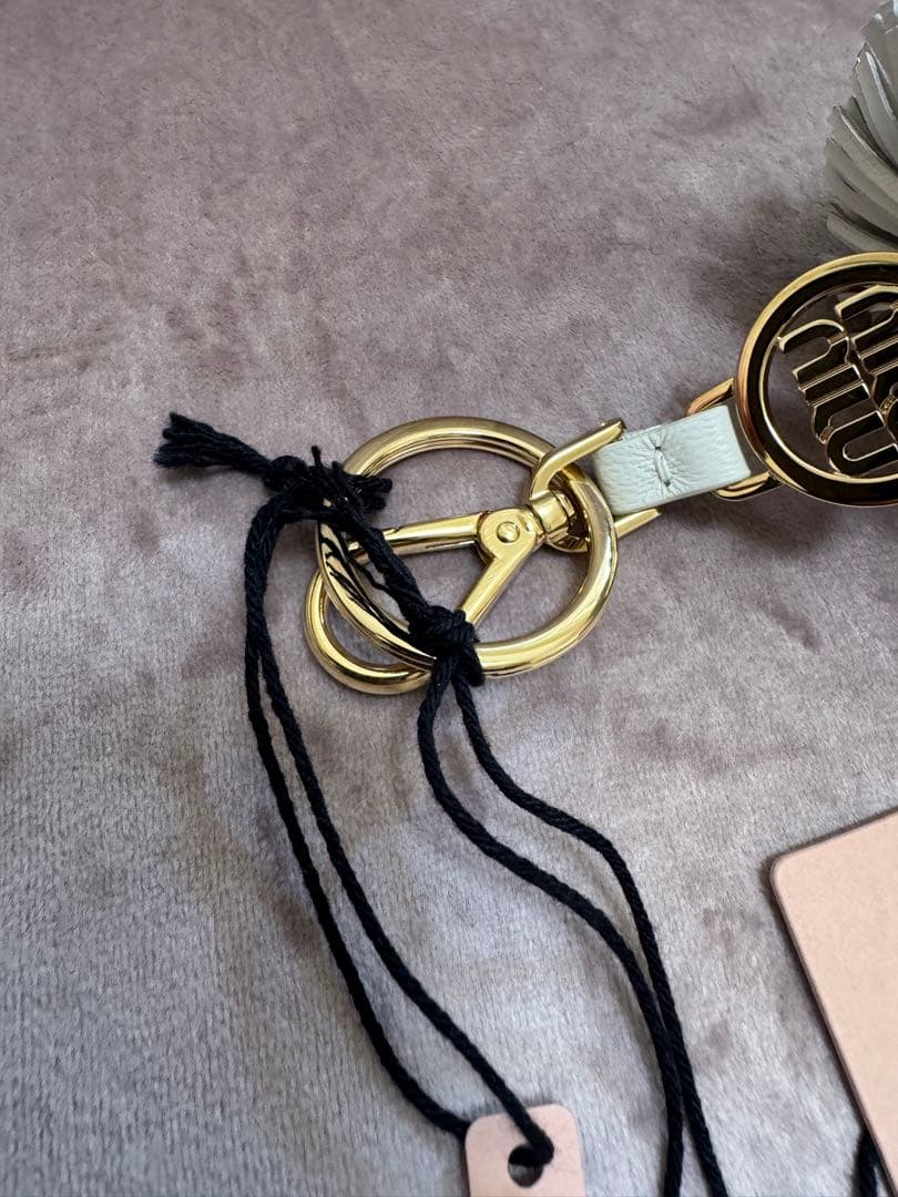 miu miu ポンポン型キーホルダー