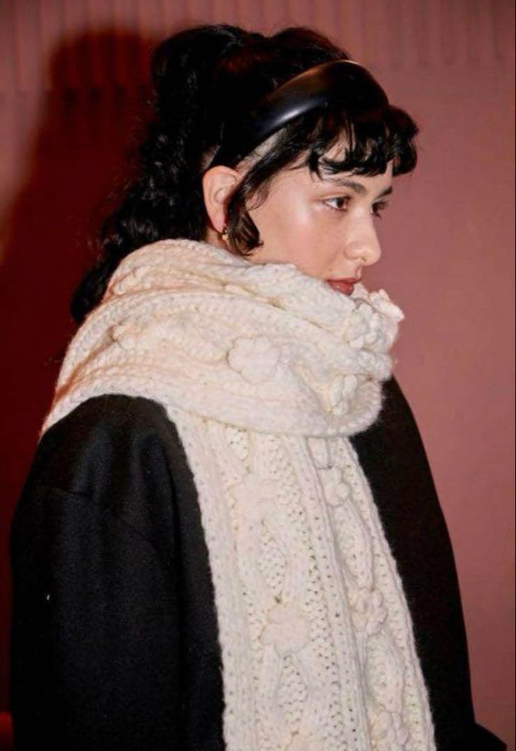 bibiy フラワーポンポンマフラー - メルカリ