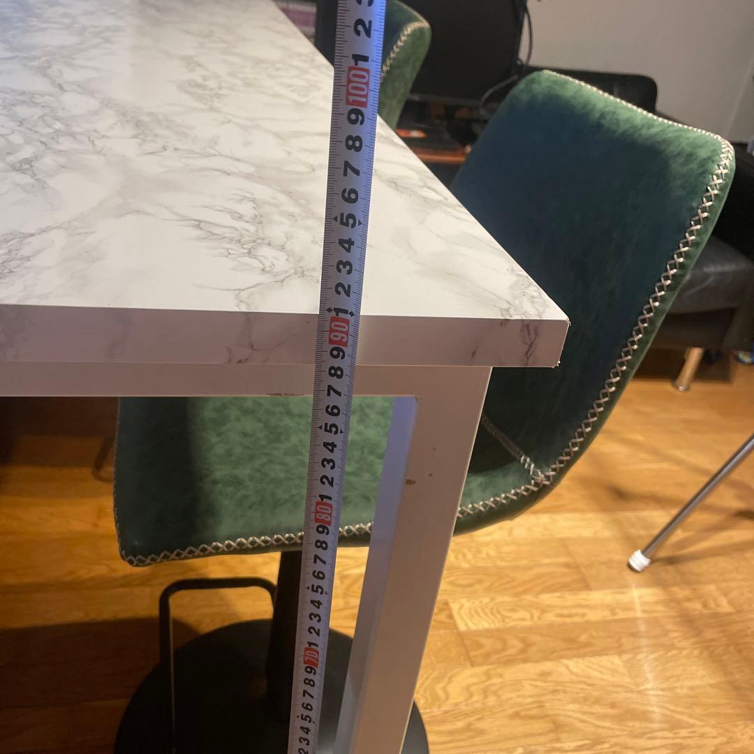 カウンターテーブルとカウンターチェア2個