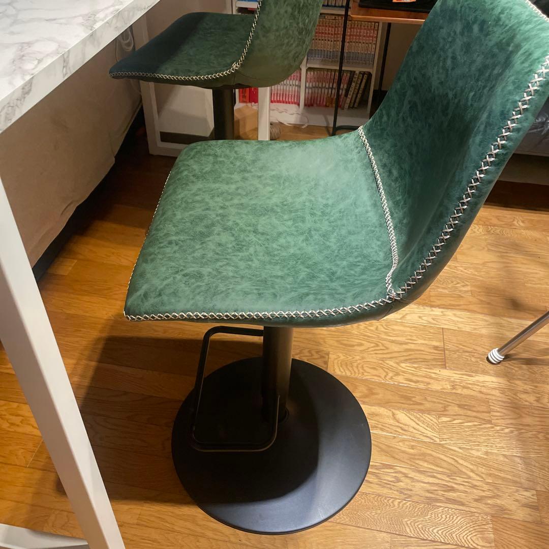 カウンターテーブルとカウンターチェア2個