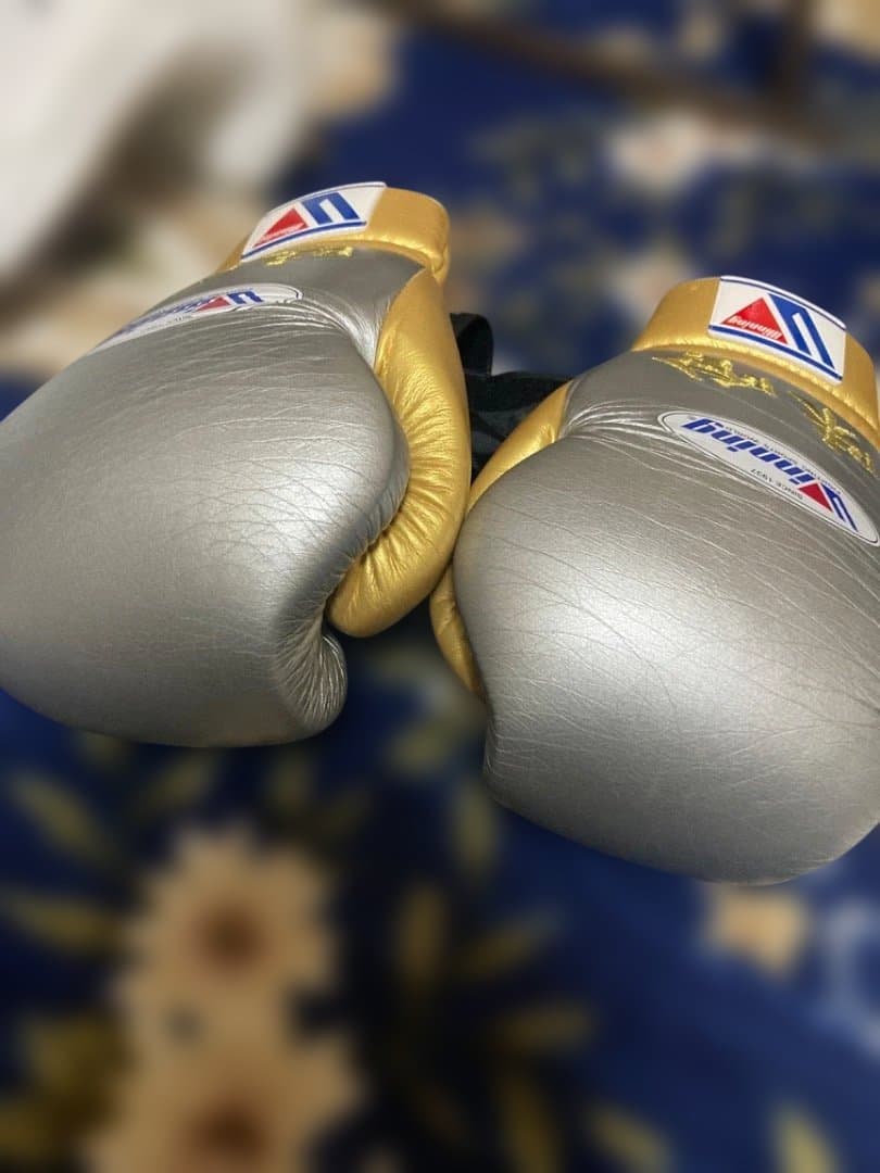 ぴ*す様 Winning ボクシンググローブ 12 oz シルバー/ゴールド