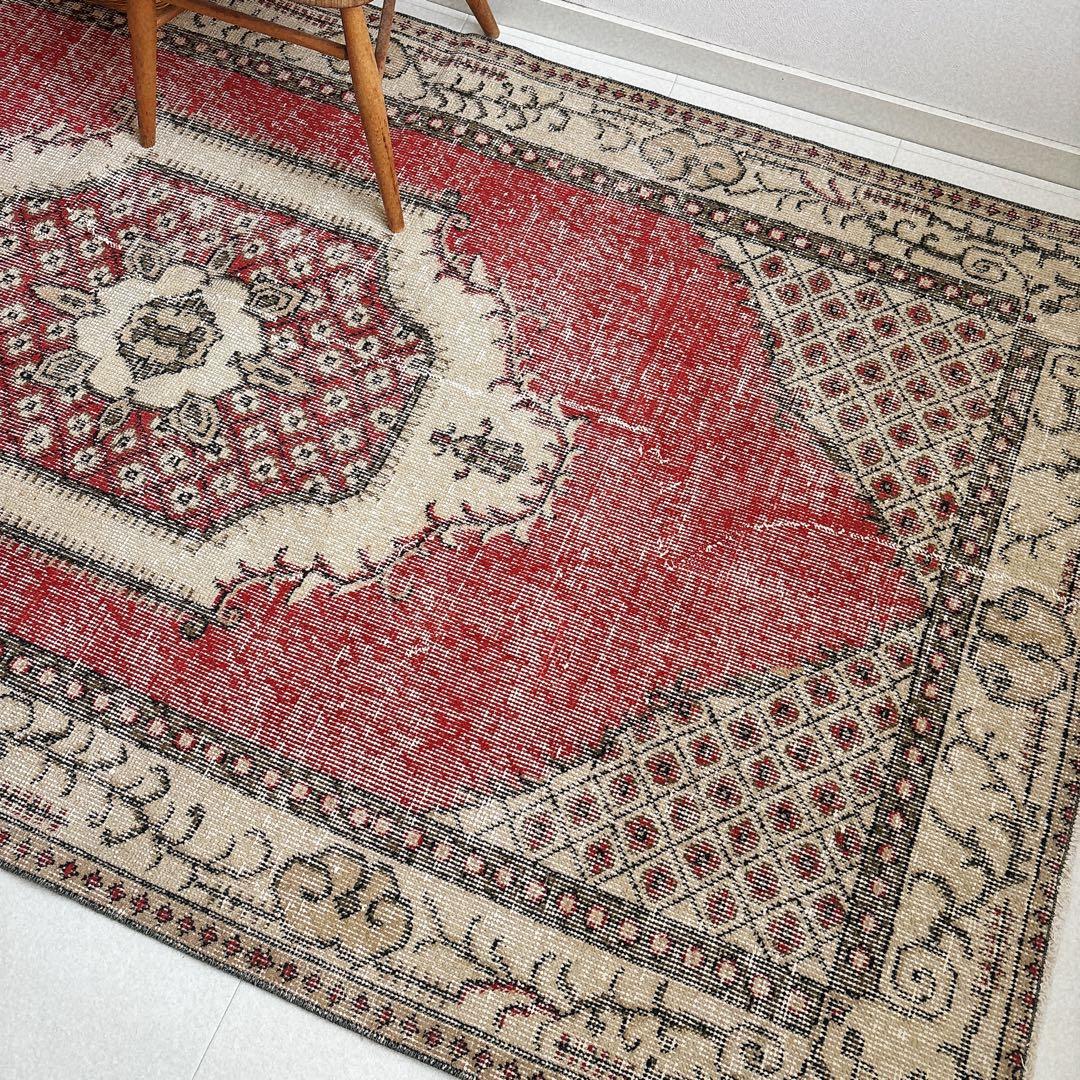 トルコ　ヴィンテージ ラグ　可愛い赤ラグ