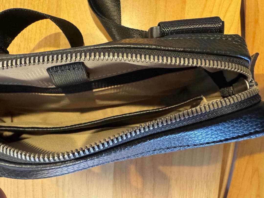 GRAMS28 157 エッセンシャル クロスボディバッグ ブラック