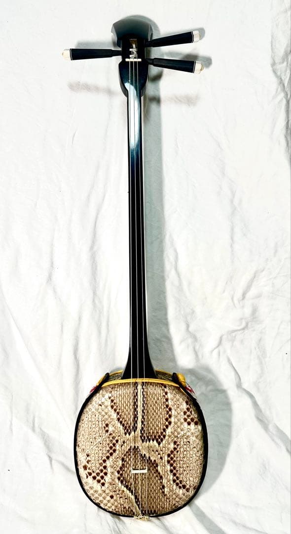 沖縄三線（おきなわさんしん）蛇皮本皮強化張り　替弦、専用ソフトケース付き