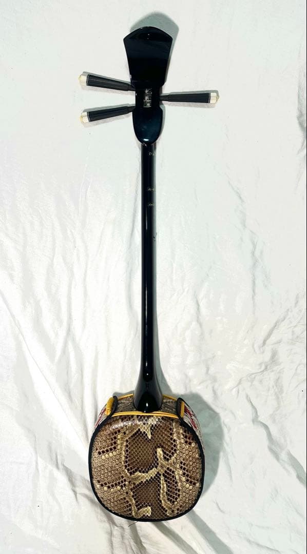 沖縄三線（おきなわさんしん）蛇皮本皮強化張り　替弦、専用ソフトケース付き