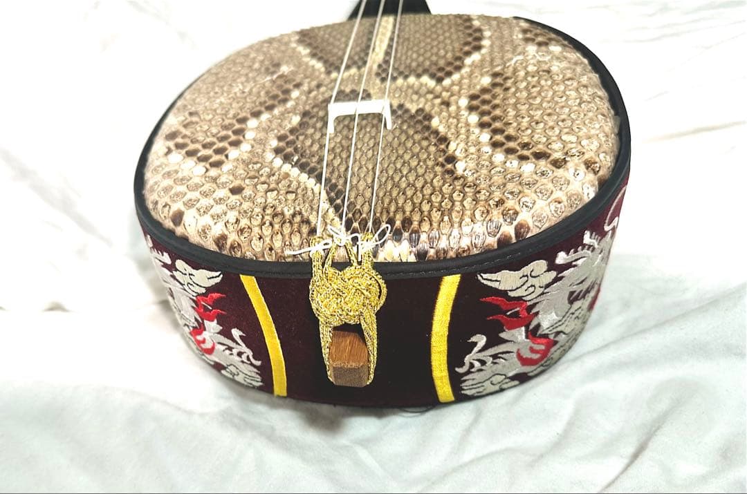 沖縄三線（おきなわさんしん）蛇皮本皮強化張り　替弦、専用ソフトケース付き