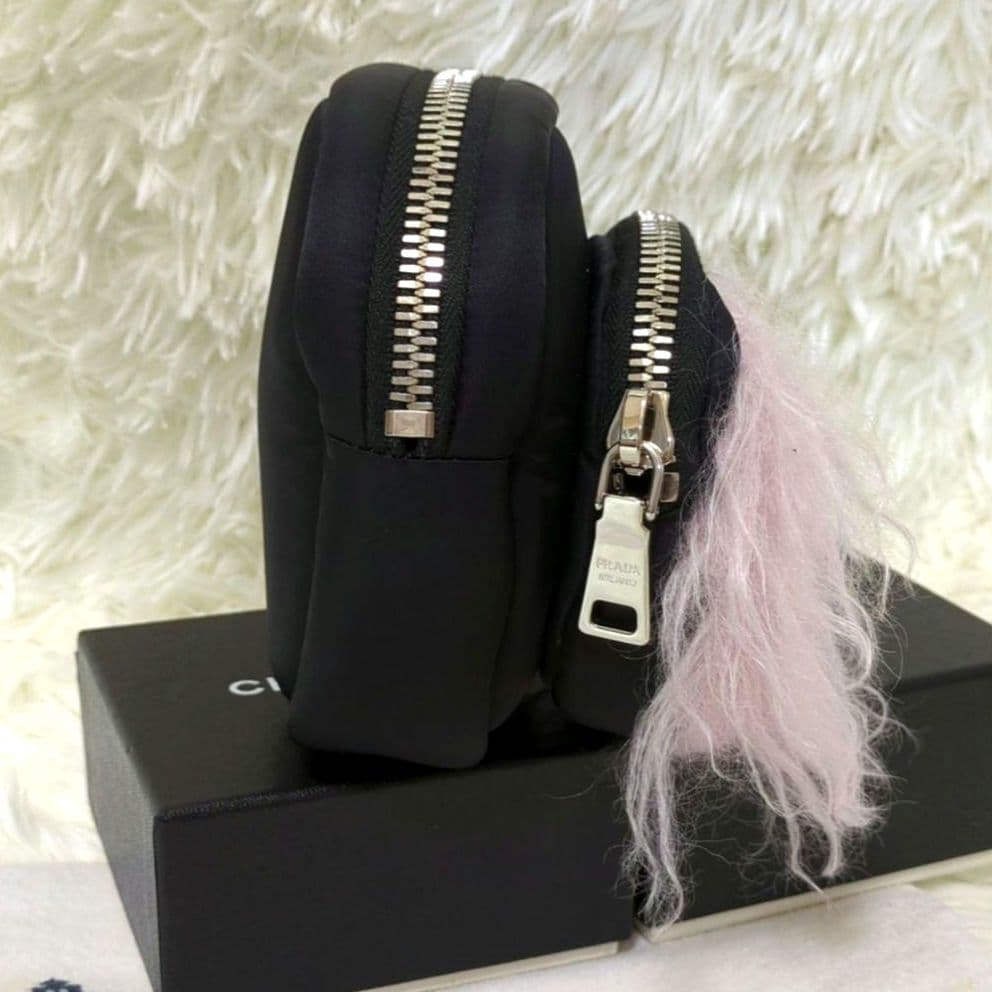 保存袋付】PRADA ファー付きポーチ カーゴクラッチバッグ 黒 - メルカリ