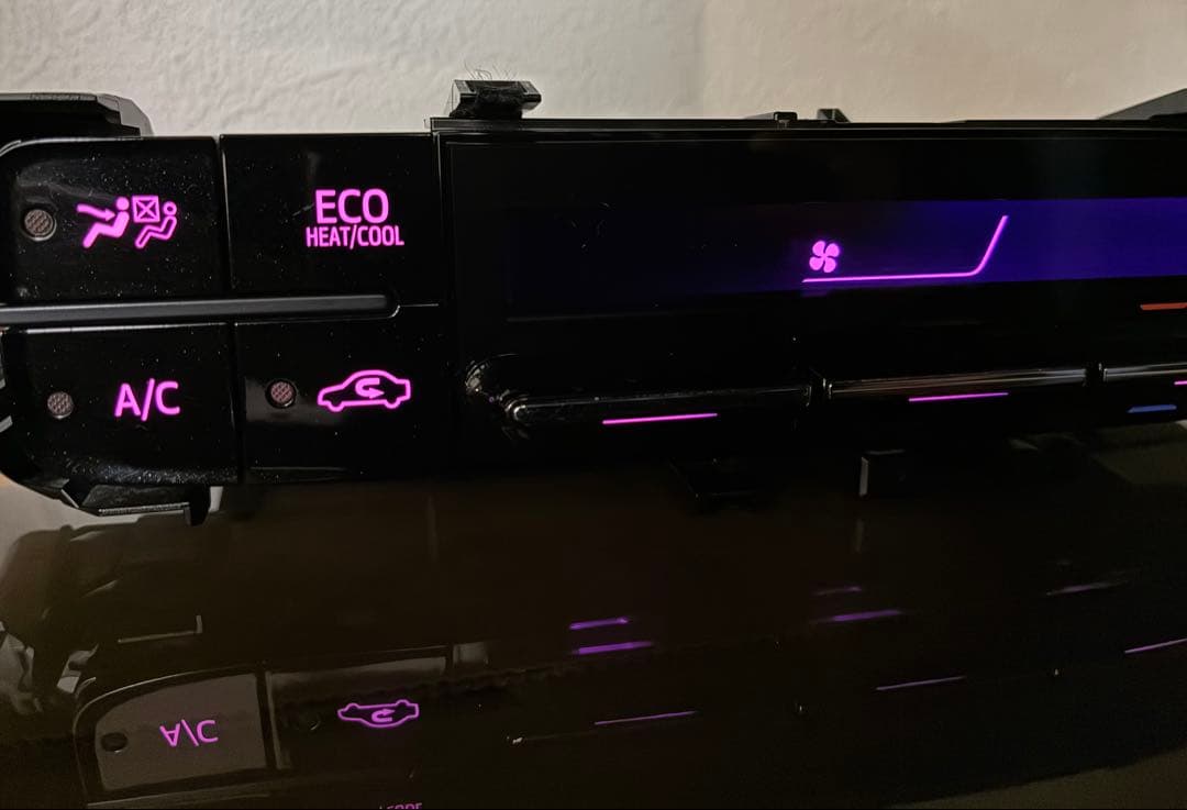 ZVW50プリウス 前期 後期 エアコンパネル スイッチ LED打ち替え済み 1