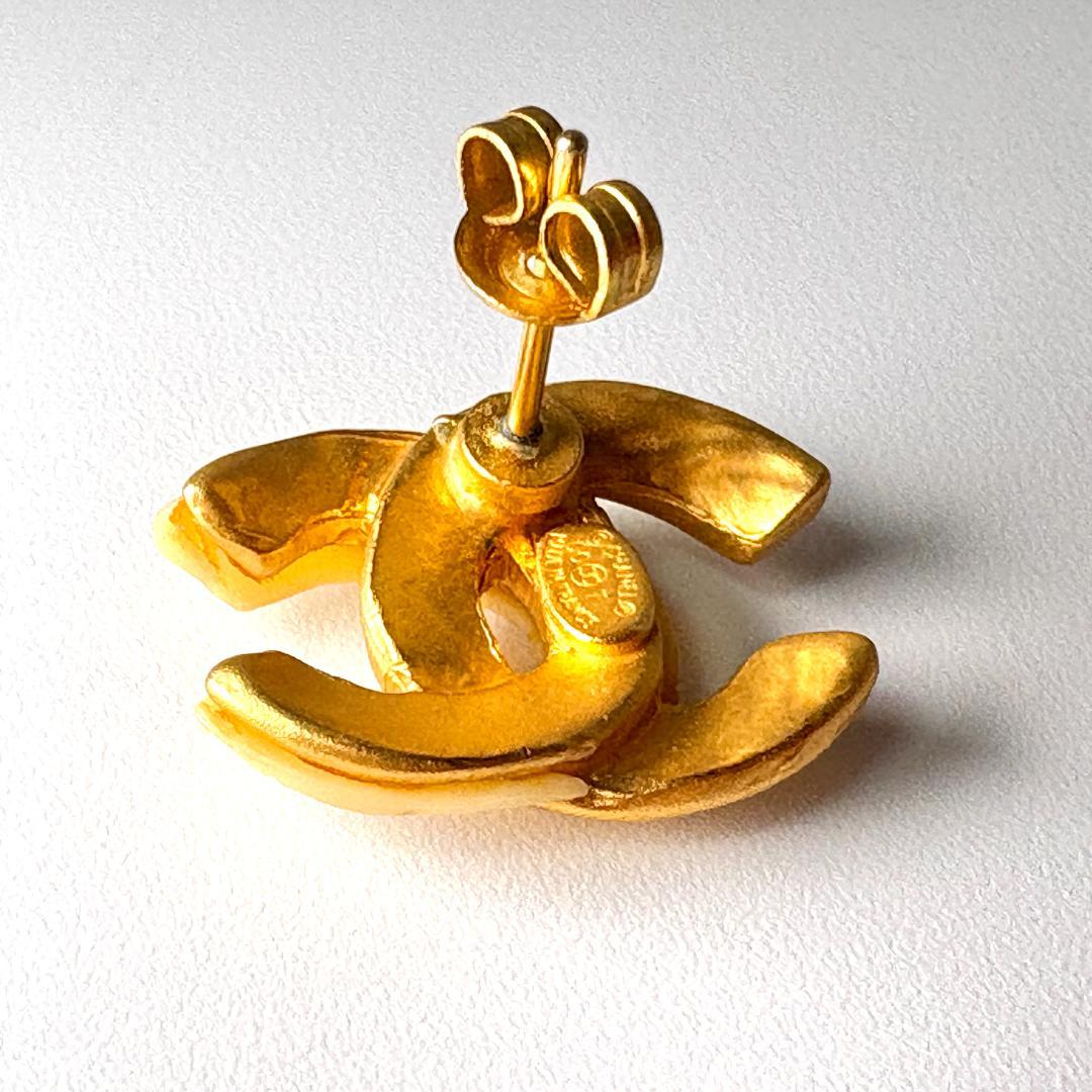 片耳】 CHANEL ココマーク ピアス 00T ゴールドの通販はau PAY