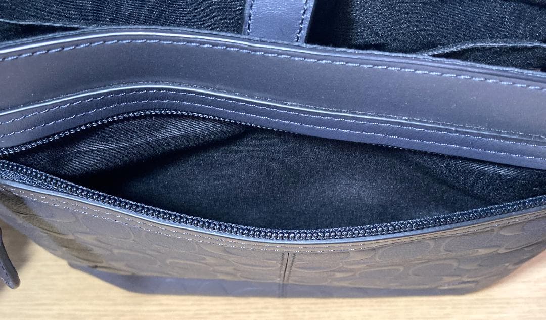 コーチ　シグネチャー レザー チャールズスモール メッセンジャー　F72220