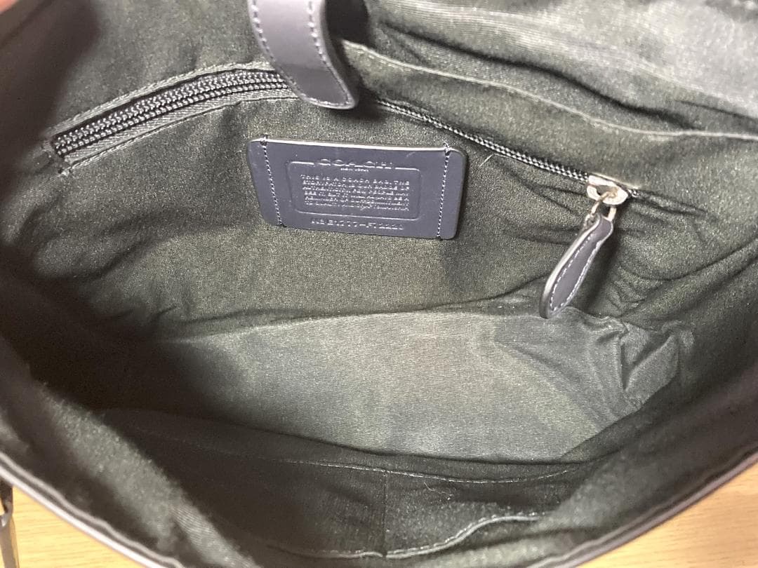 コーチ　シグネチャー レザー チャールズスモール メッセンジャー　F72220