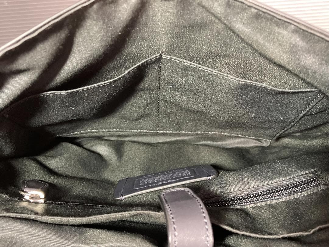 コーチ　シグネチャー レザー チャールズスモール メッセンジャー　F72220