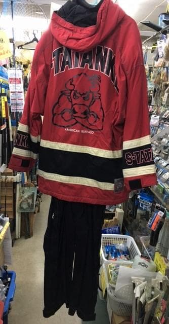 大巾値引き！バッファローが映えるスキースーツのレッド、ブラックLがお買い得！