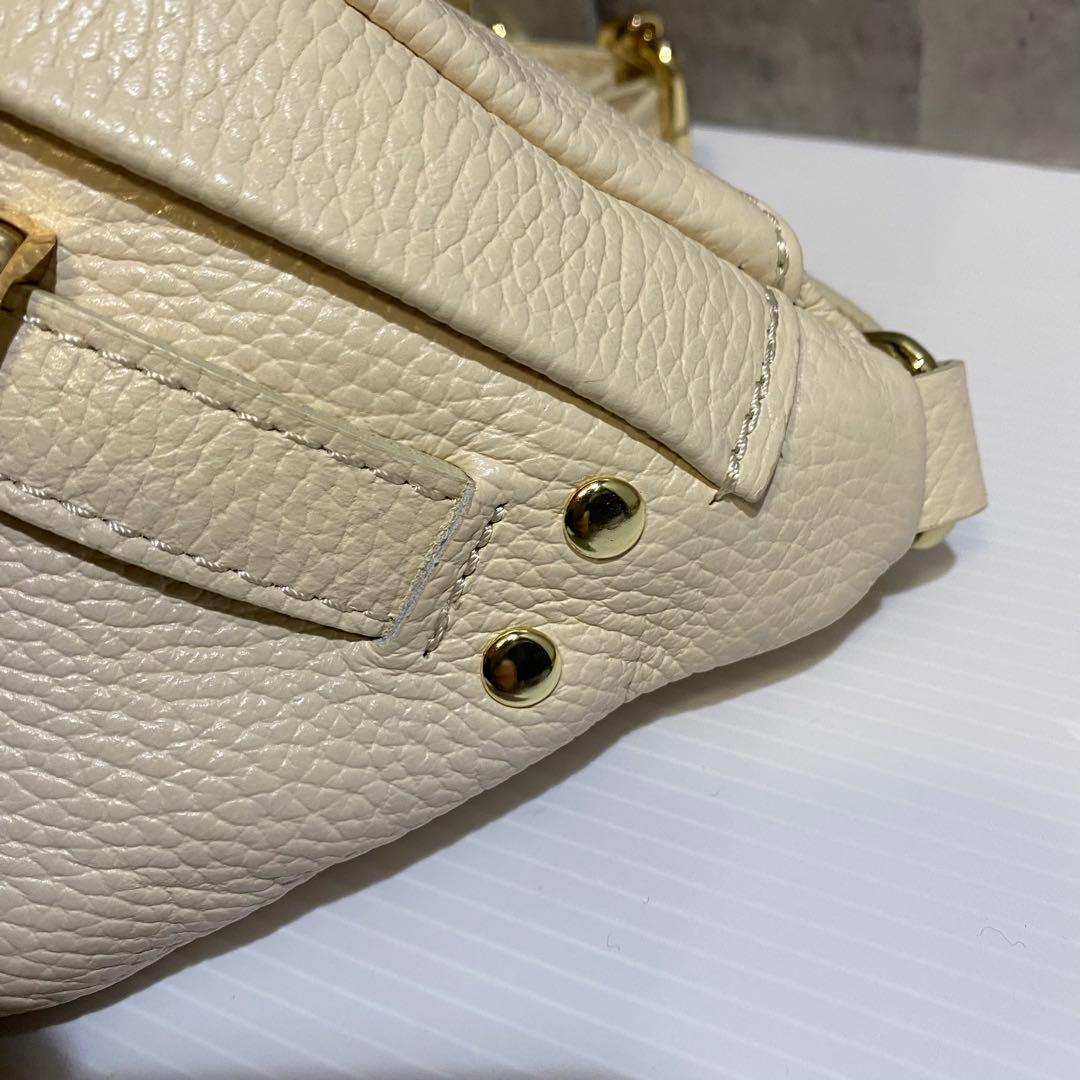 【極美品】AULENTTI　金具付きレザーボディバッグ　ベージュ