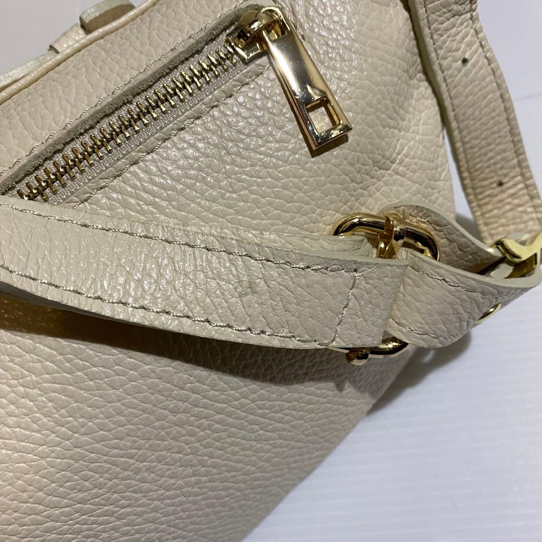 【極美品】AULENTTI　金具付きレザーボディバッグ　ベージュ