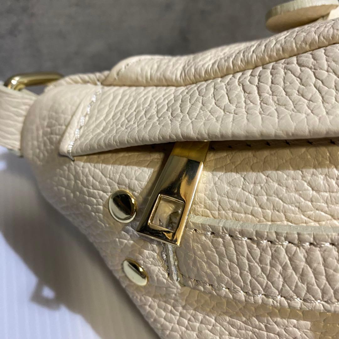 【極美品】AULENTTI　金具付きレザーボディバッグ　ベージュ
