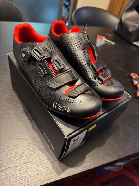 フィジーク fi'zi:kR4CARB.BOA.M 黒赤27.0～27.5cm