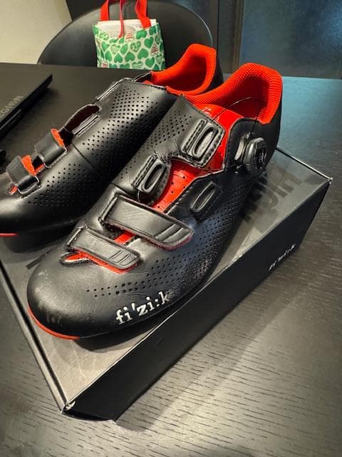 フィジーク fi'zi:kR4CARB.BOA.M 黒赤27.0～27.5cm