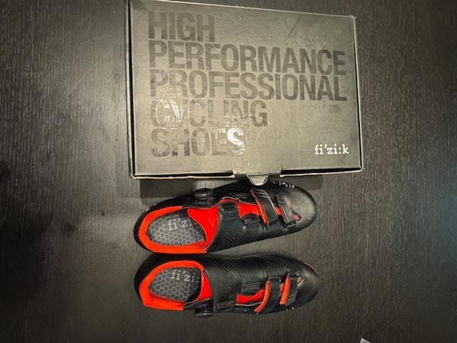 フィジーク fi'zi:kR4CARB.BOA.M 黒赤27.0～27.5cm