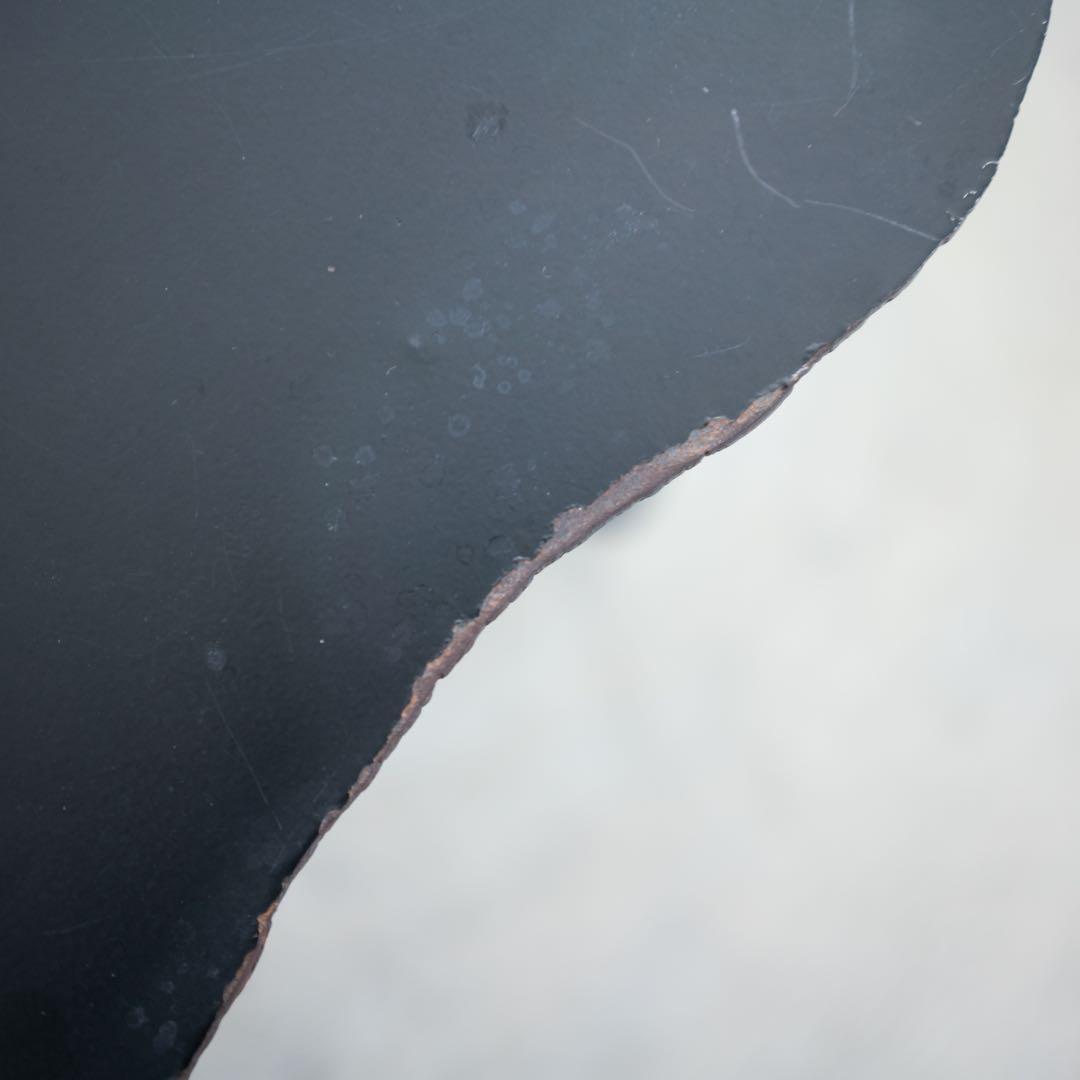 アーティスティックな黒いサイドテーブル