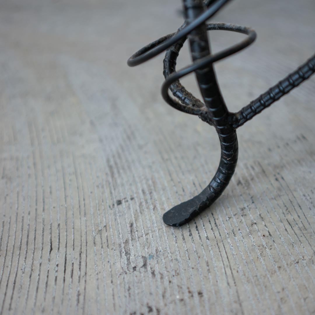 アーティスティックな黒いサイドテーブル