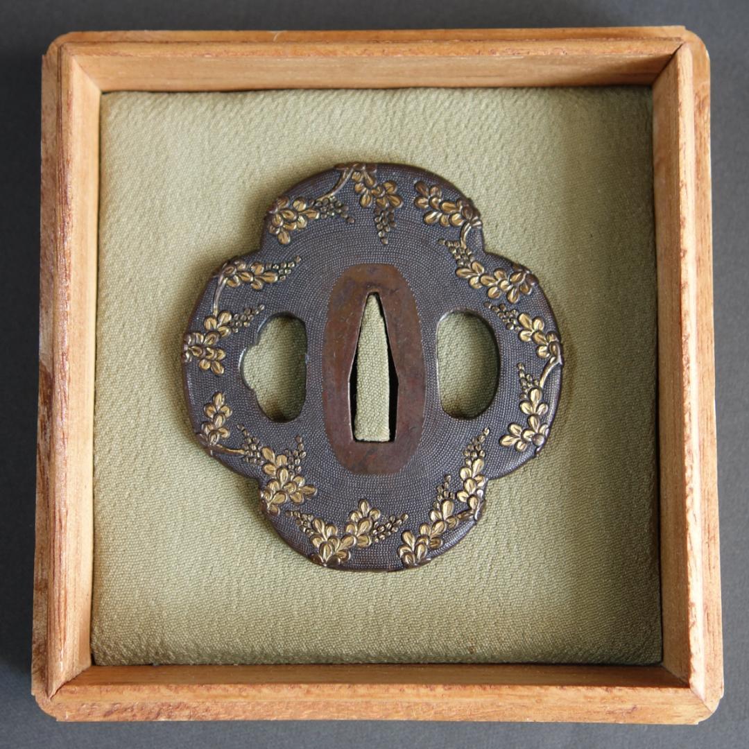 鍔 鐔 武具 骨董 刀装具 江戸時代【美濃 銅魚々子地 萩図鍔】(鍔箱付き)