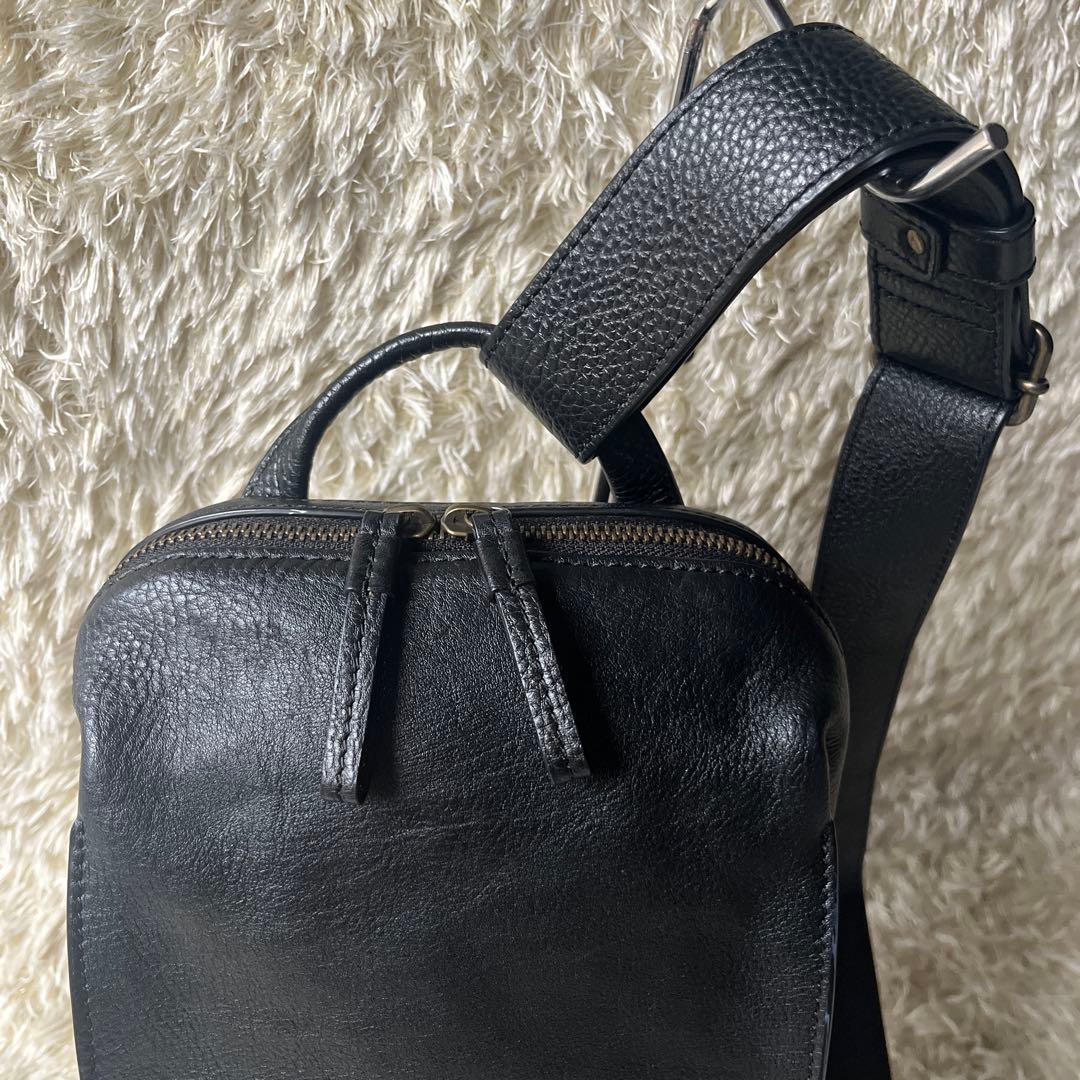 極美品 マザーハウス カゼマトウ ボディバッグ シボ革 レザー ブラック