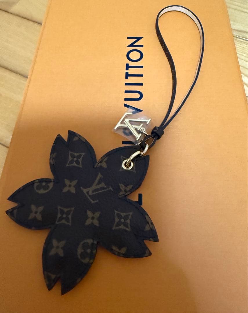 新品未使用♪ ルイヴィトン村上隆チェリーブロッサム キーホルダー